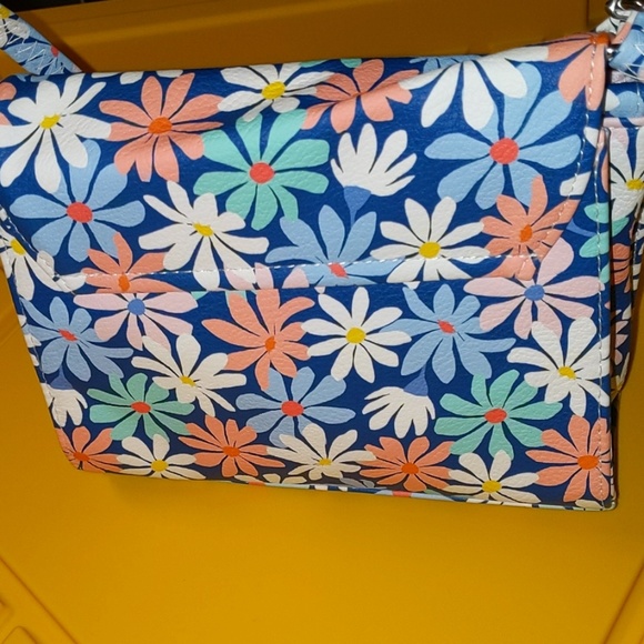 Handbags - Picture 3 of 5